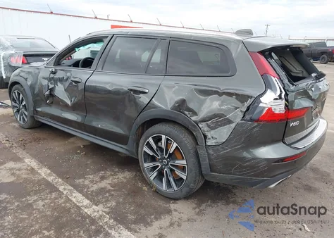 2022 Volvo V60 Cross Country T5 z USA, uszkodzony, nr VIN YV4102WK3N1086282